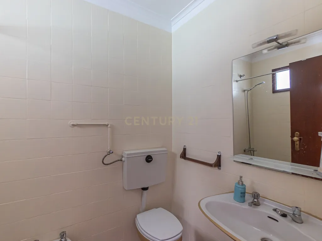 T2 Renovado com Vista Cidade – Rua de São Roque da Lameira, Campanhã - Image 28