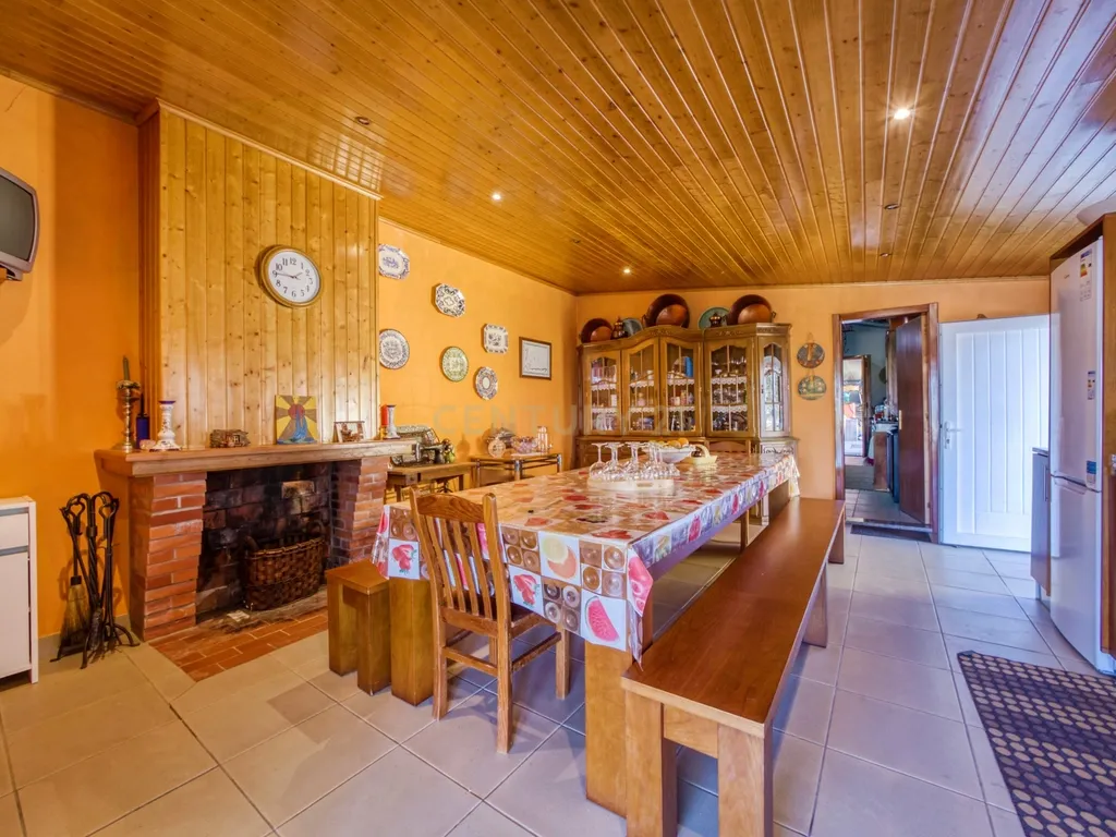 Moradia localizada na capital de distrito, no coração do Nordeste Transmontano. - Image 41