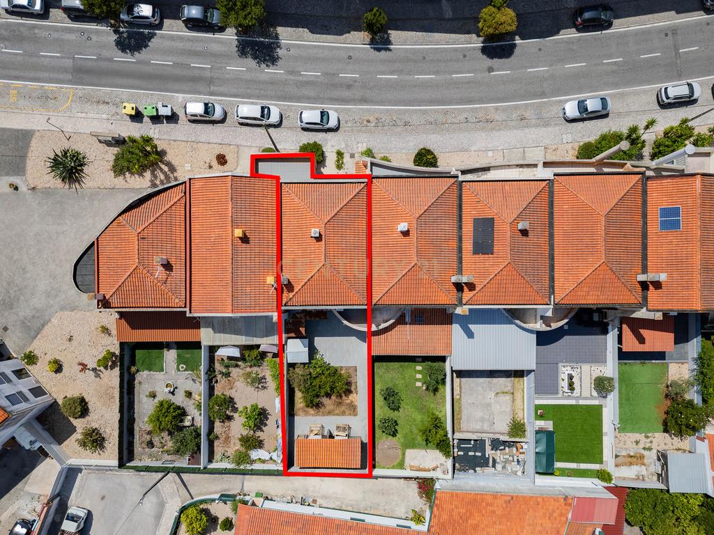 Moradia T3 com Jardim, Garagem e Cave em Embra, Marinha Grande - Image 2