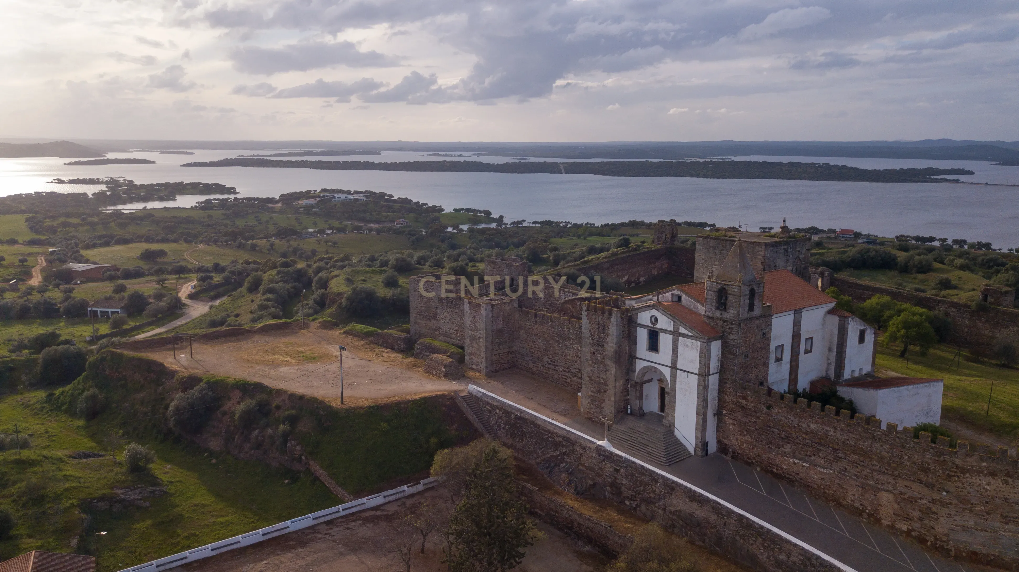 Rés-do-Chão de Moradia T4 com 4 suítes no centro de Mourão - Alentejo - Vista 6
