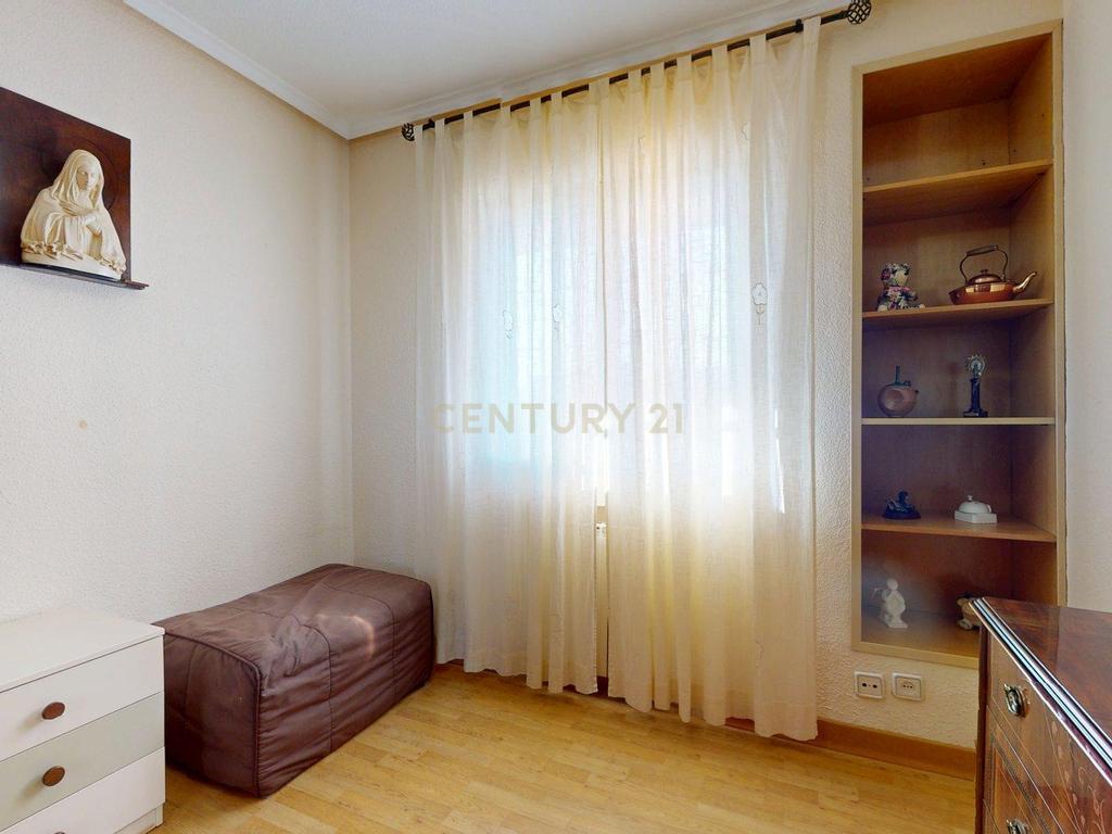 Apartamento Espaçoso com Vista para a Cidade e Montanha em Madrid - Image 33