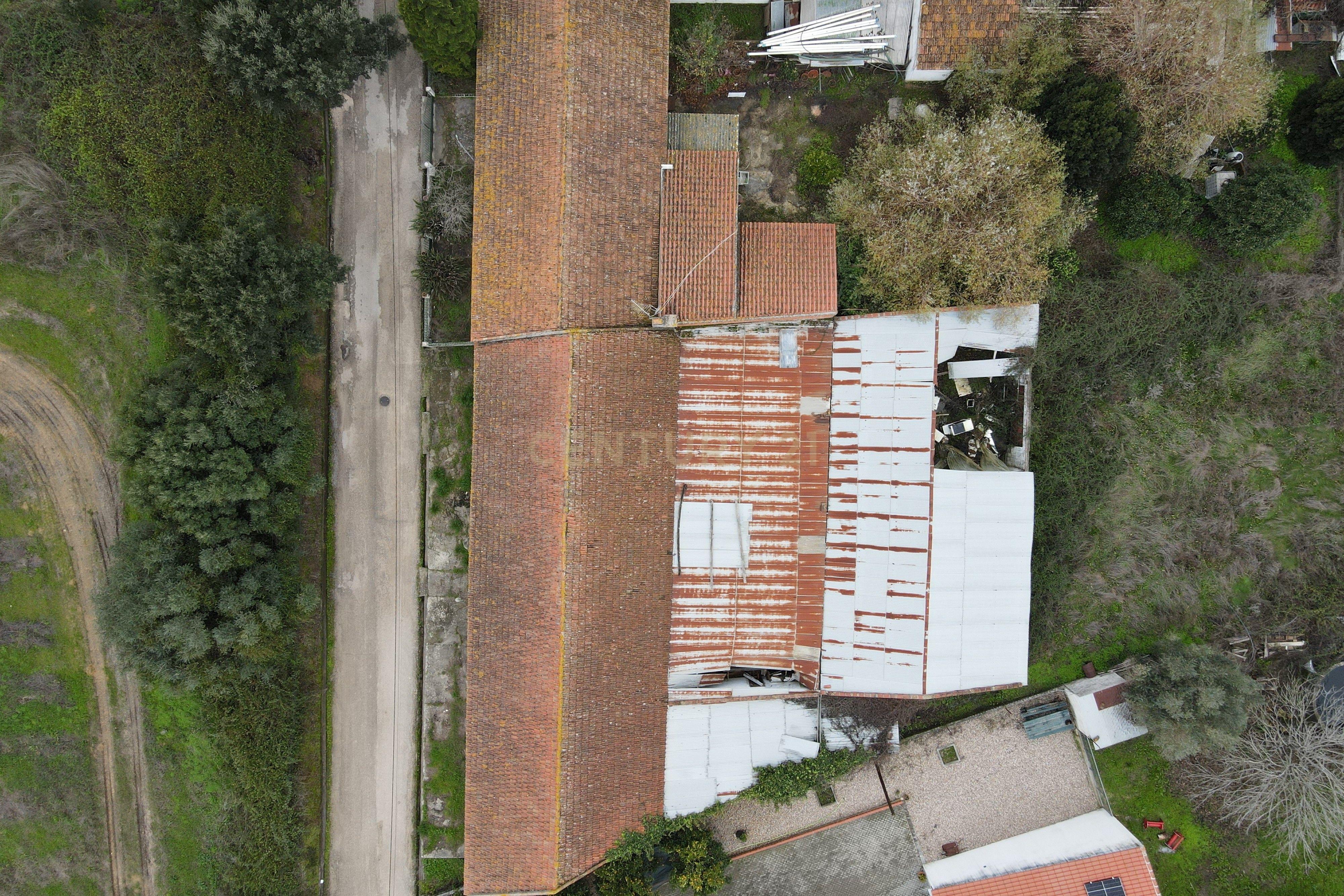 Fotografia 9 de Espaçoso Térreo com Garagem em Localização Privilegiada