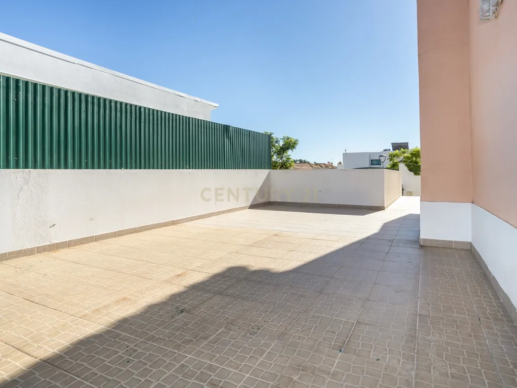 Moradia T4 em Setúbal | Conforto, Espaço e Privacidade - Image 36