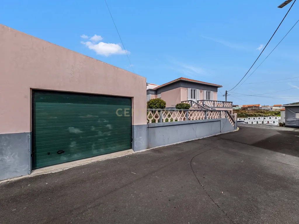 Moradia T3+1 com garagem e quintal - Vila de Porto Judeu - Ilha Terceira - Image 2