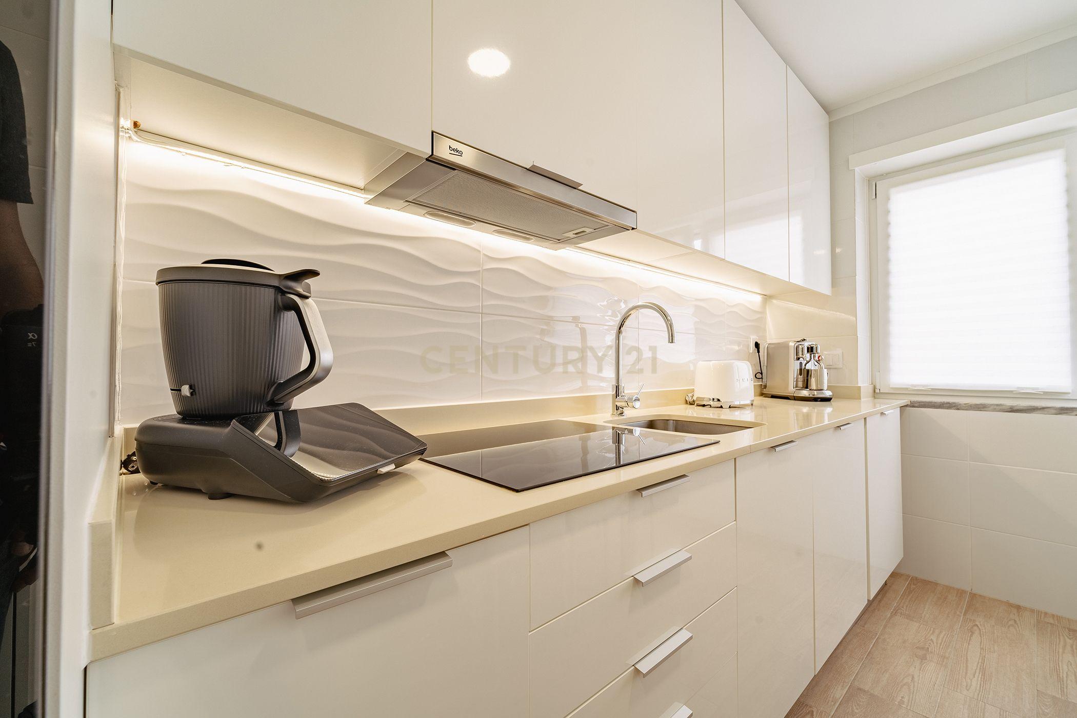 Fotografia 6 de Apartamento T2 Remodelado na Torre da Marinha