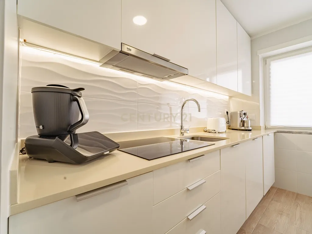 Apartamento T2 Remodelado na Torre da Marinha - Image 6