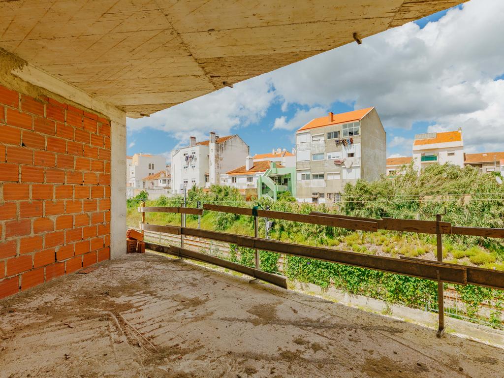 Moradia Unifamiliar de Tipologia T2 em Construção - Image 12