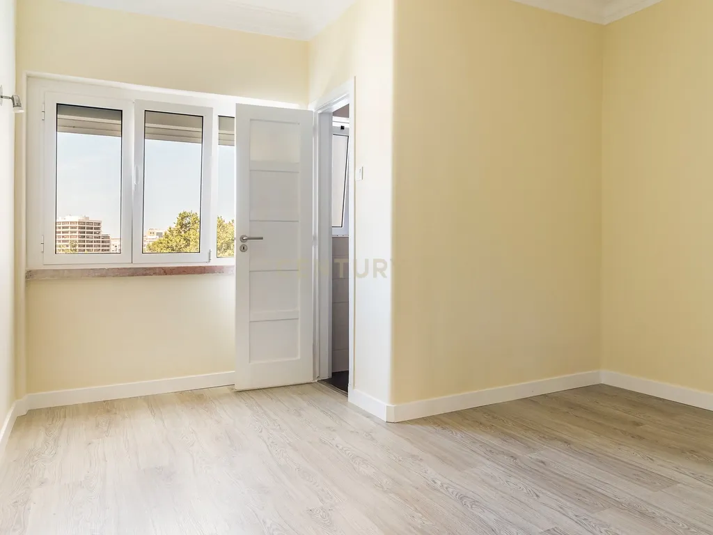 Apartamento T3 renovado na Avenida de Roma, Alvalade, Lisboa. Para Arrendar! - Image 21