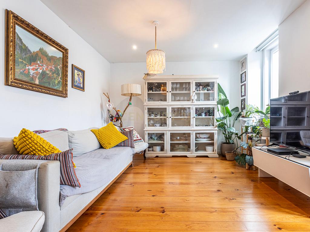 Apartamento T4 Duplex Renovado em Arroios, Lisboa - Image 8