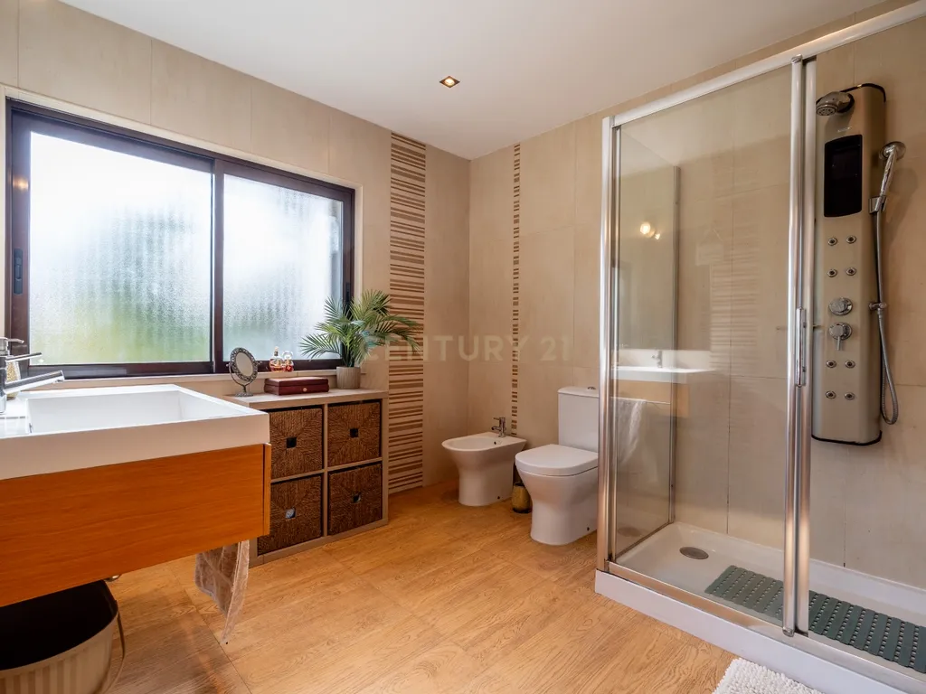 ESPETACULAR MORADIA COM PISCINA, GARAGEM, JARDIM E TERRENO - Image 20