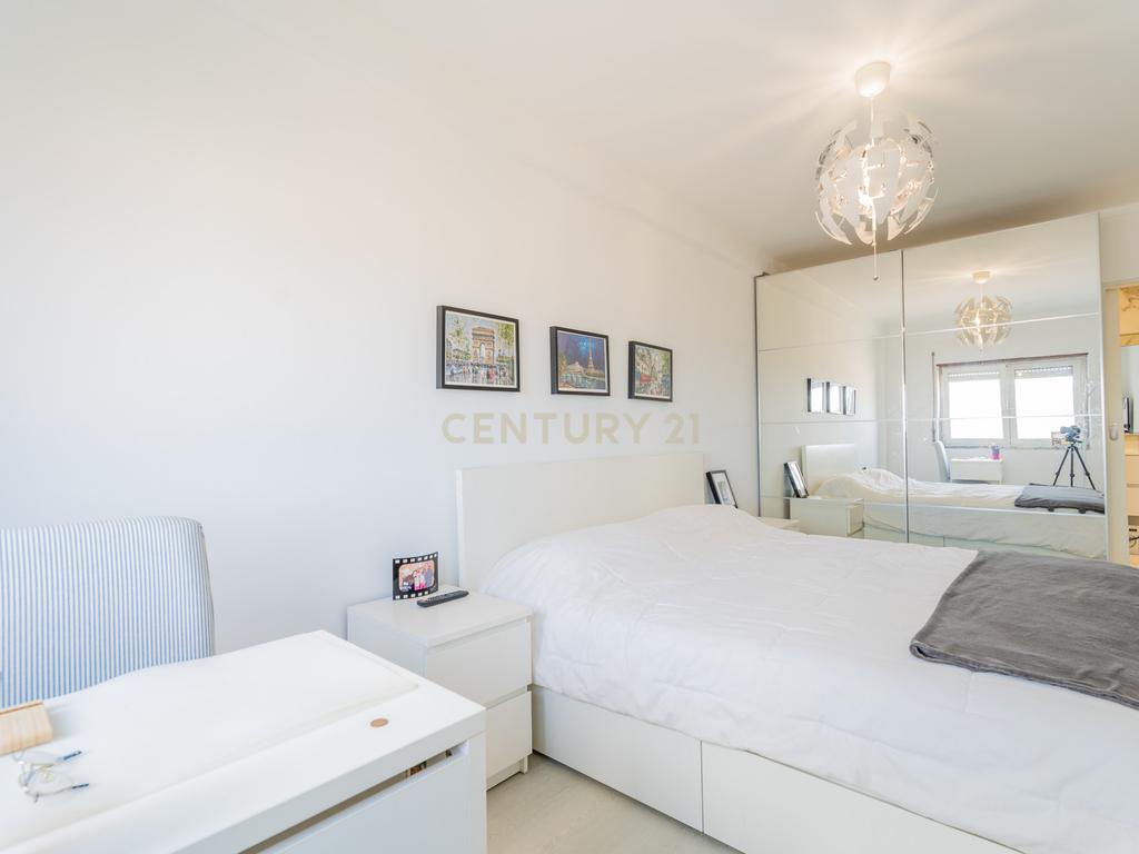 T2 renovado com Varanda, Vista Mar e Box privativa em Santa Cruz - Image 10