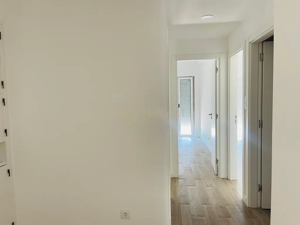 Apartamento Renovado com Vista Rio em Lisboa - Image 15