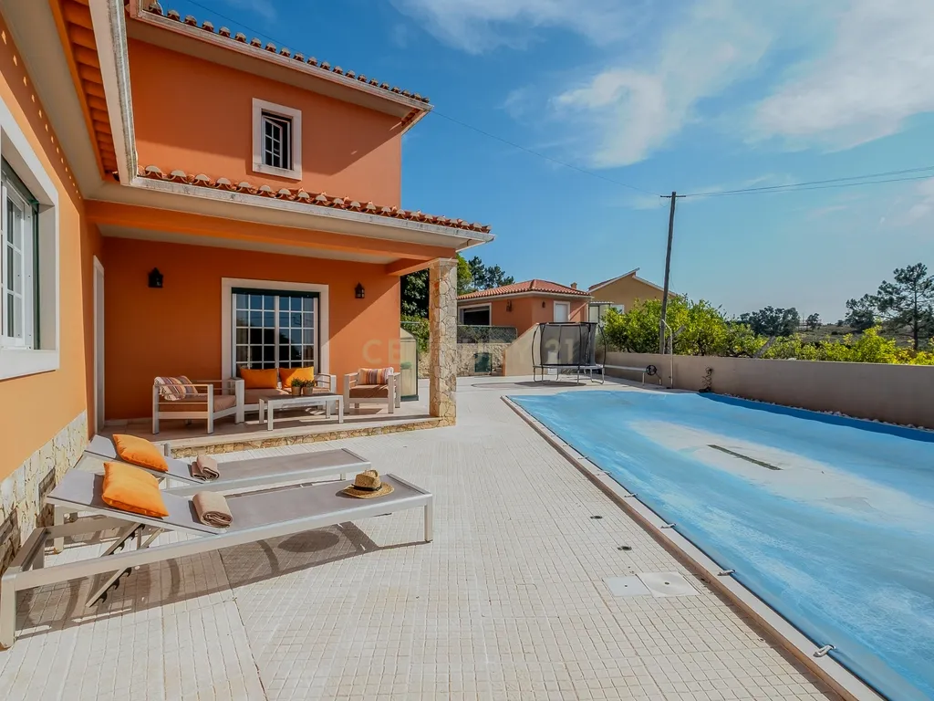 Elegante Moradia T4 com Piscina e Jardim em Mafra: Um Equilíbrio Perfeito entre Campo e Praia - Image 13