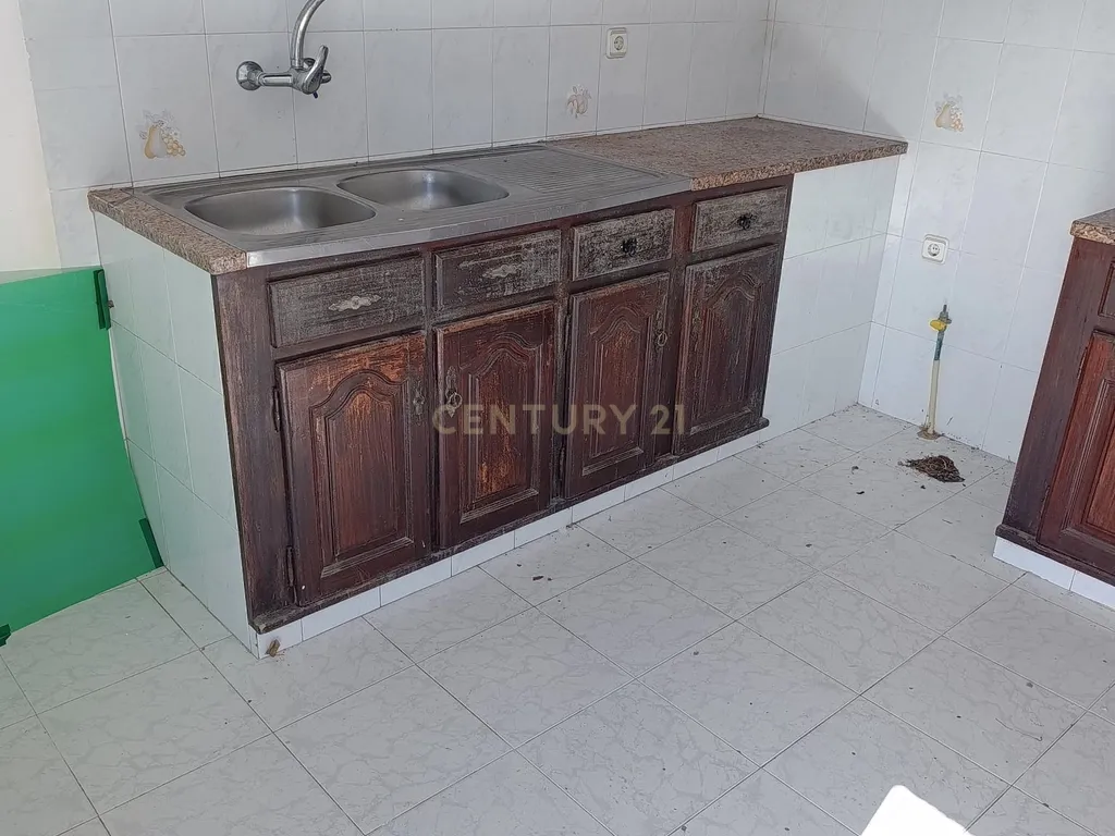 Quinta 8000m2 com 4 Moradias T2 e T3 - Image 19