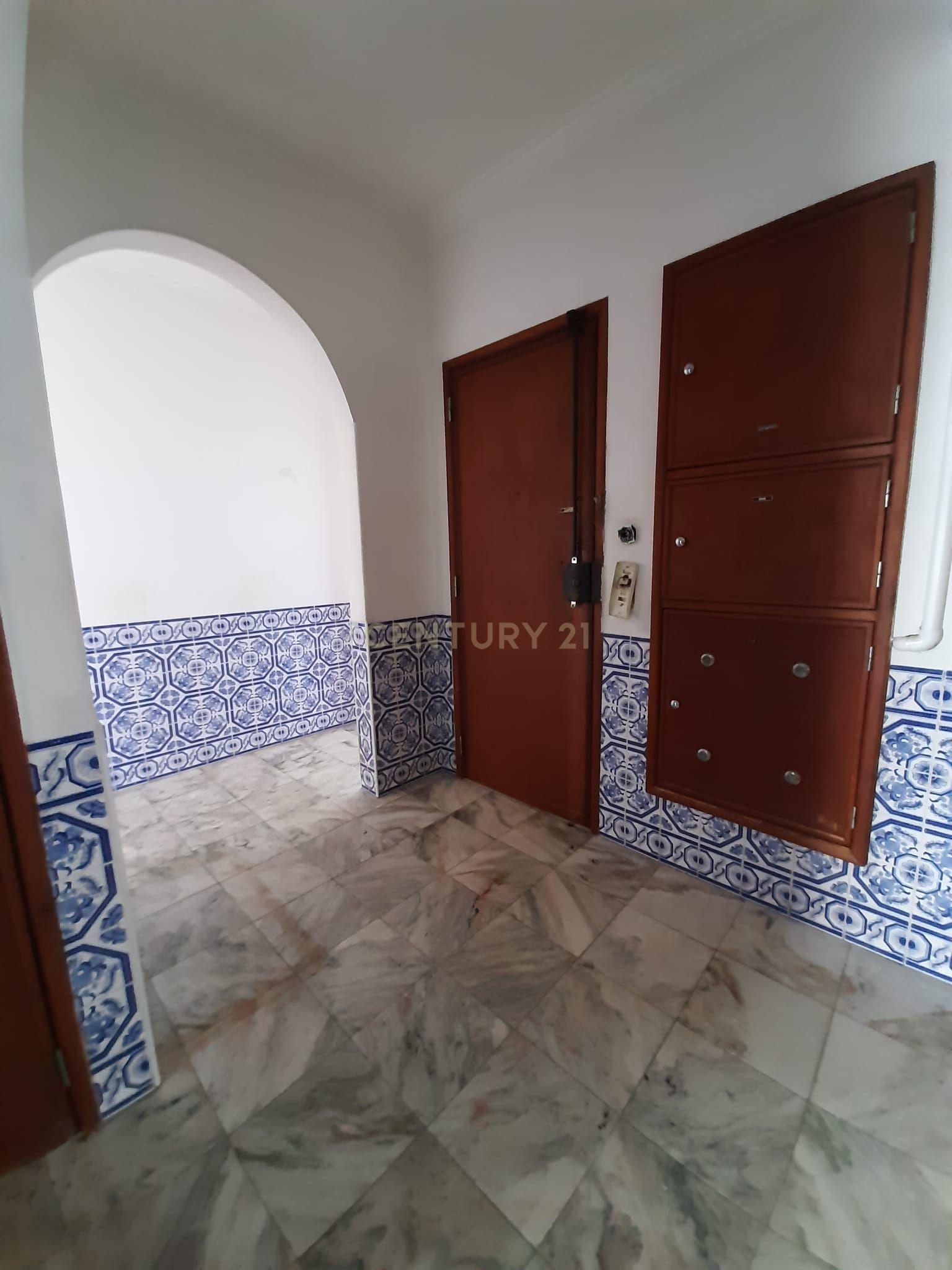 Oportunidade Única em Carnaxide - T3 - Imóvel para remodelar com Excelente Localização - Image 13