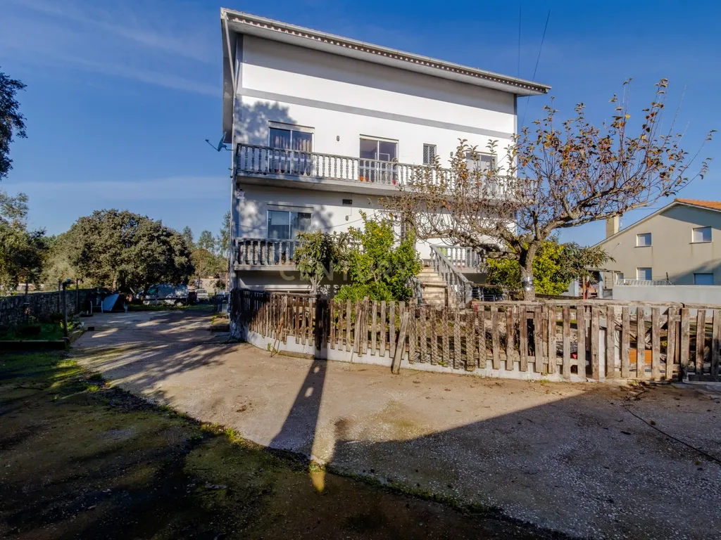 Moradia multifamiliar com rendimento imediato | 2.000 m² de terreno | A apenas 4,5 km de Fátima - Image 11