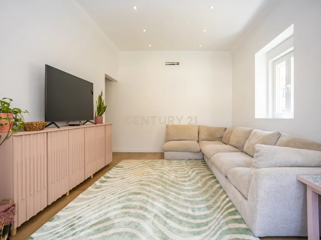 Elegância e História: T4 Remodelado com Grande Logradouro Privativo no Bairro Salgado - Image 35