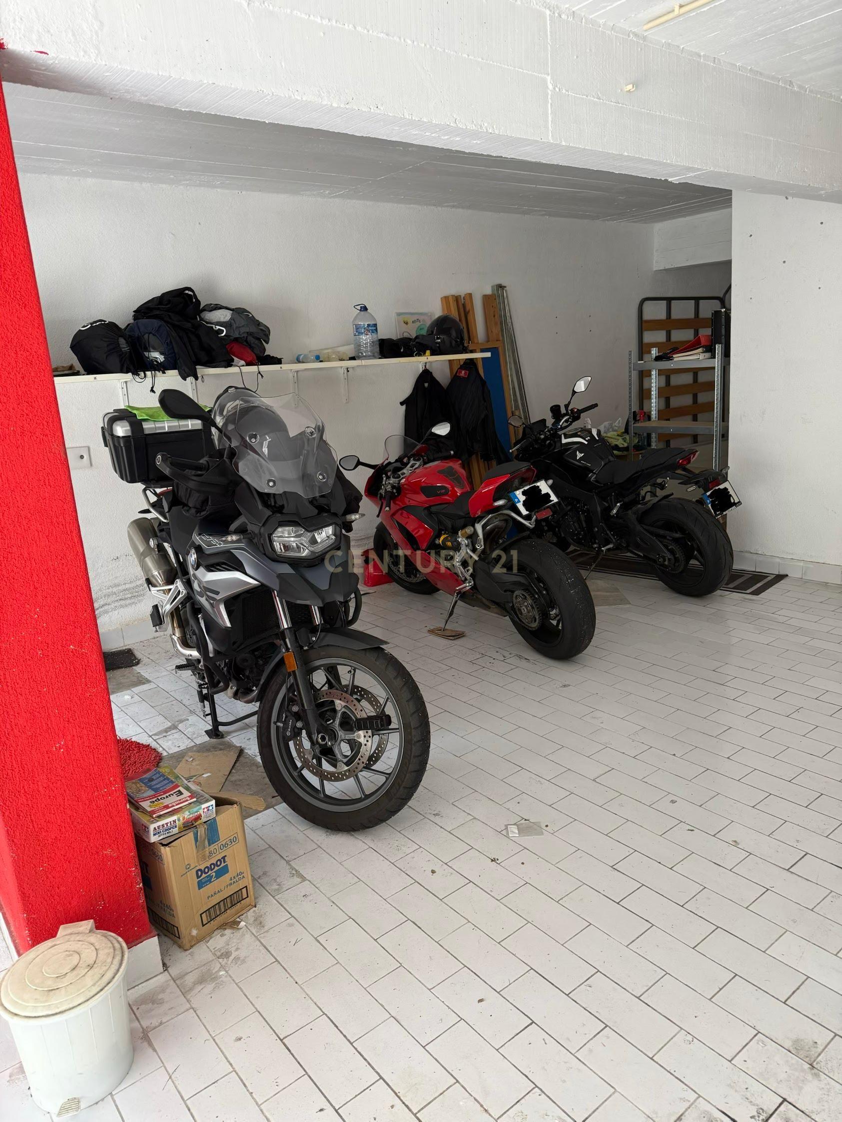 Fotografia 5 de Garagem com 100 m² | WC | Água e Eletricidade  OPORTUNIDADE UNICA