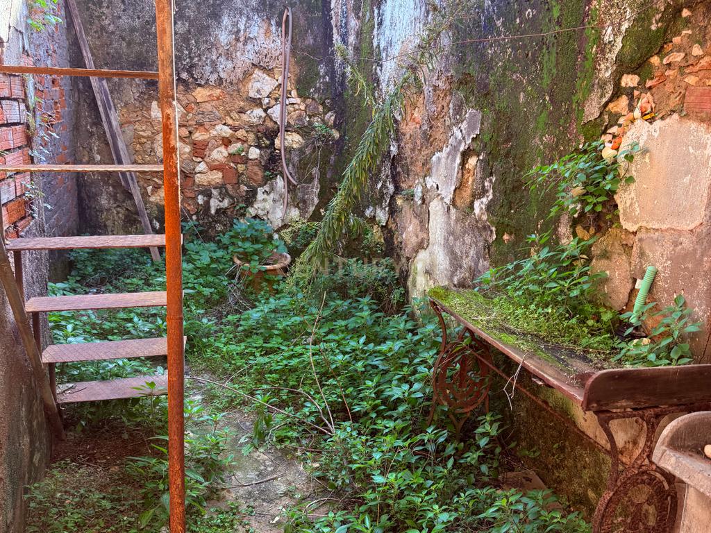 OPORTUNIDADE DE INVESTIMENTO - Edifício térreo 323m2 para recuperação no Centro Portimão - Image 14