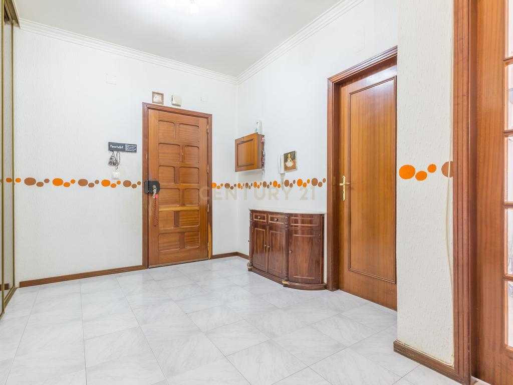 Apartamento T4 transformado em T3, na Baixa da Banheira com boa exposição solar - Image 17