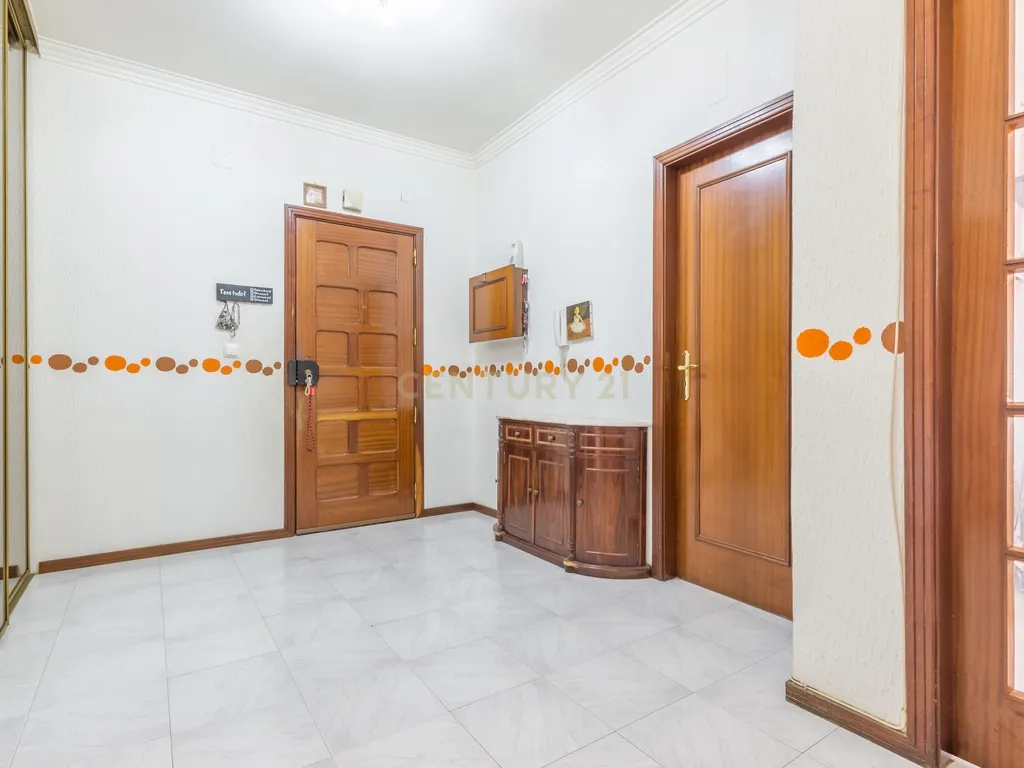 Apartamento T4 transformado em T3, na Baixa da Banheira com boa exposição solar - Image 17