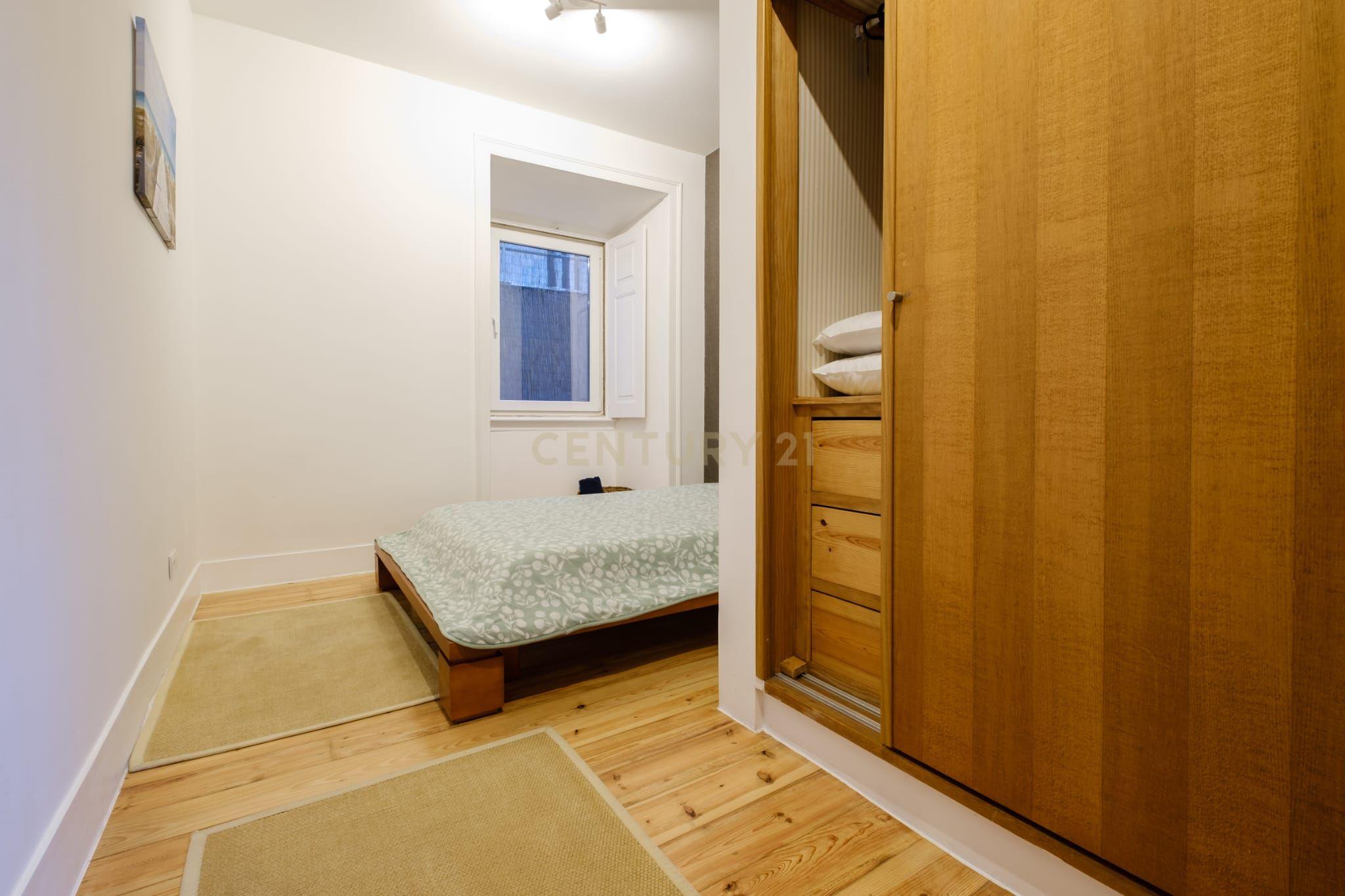 Apartamento T1 com terraço, perto de Santa Apolónia - Image 19