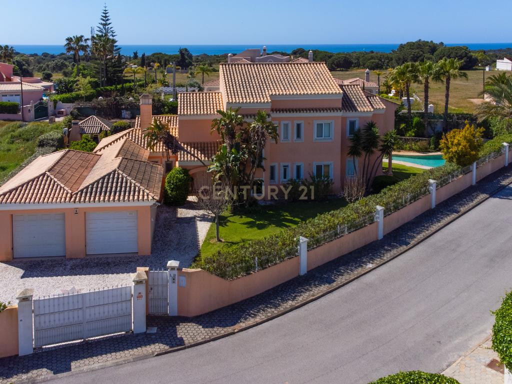 Moradia T5 com Piscina e Jardim em Lagoa, Faro - Image 1