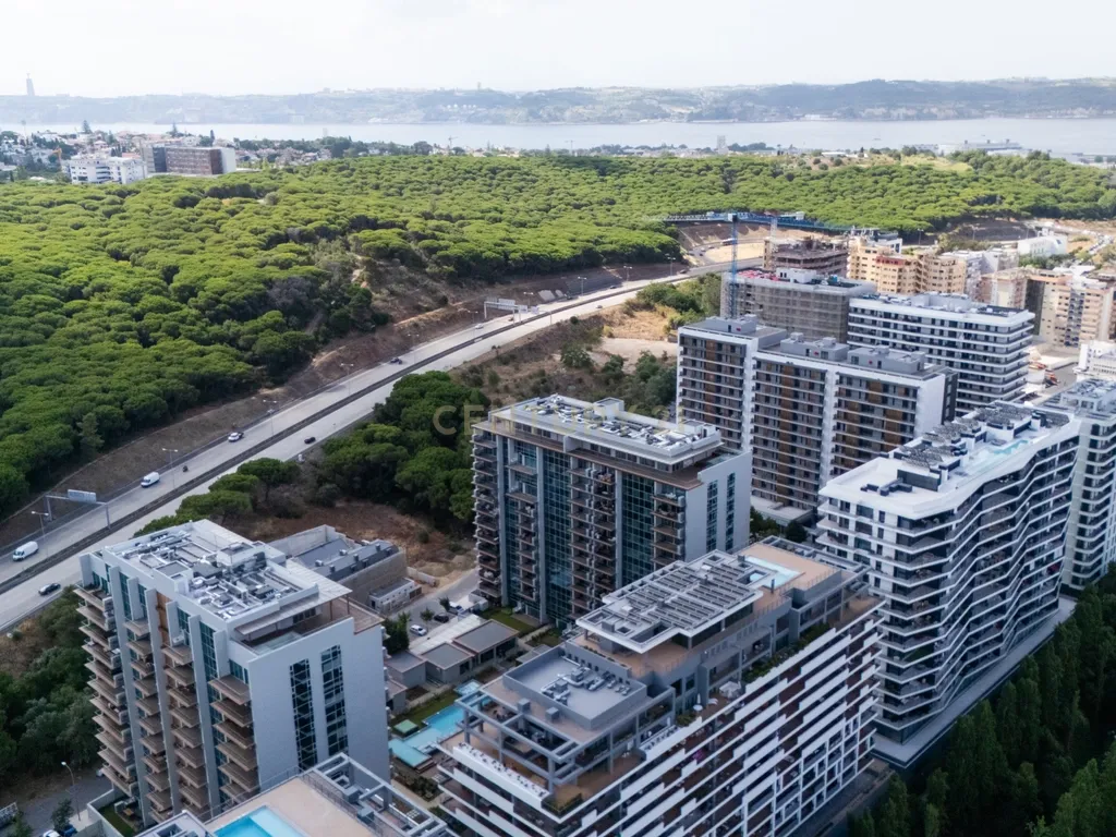 Exclusivo T3 no Terraces Mirear com Varanda, Piscina, Ginásio e Sauna – Miraflores - Image 33