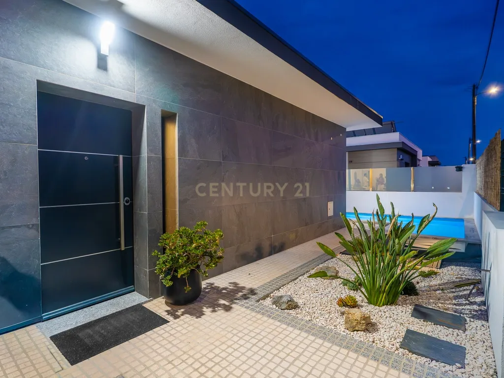 Moradia T3+1 Térrea de gaveto com Piscina, Domótica e Espaço Exterior | Fernão Ferro - Image 45