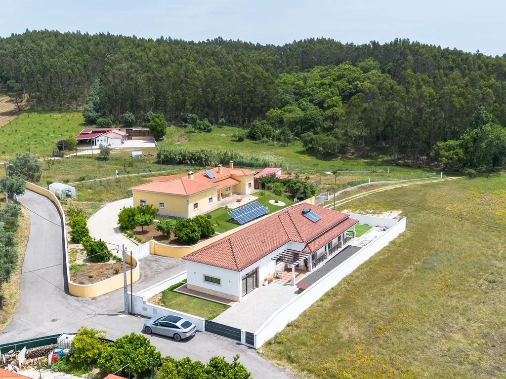 Viva Entre a Serra e Lisboa | Moradia Térrea Nova com Terreno Excecional, junto às Salinas de Rio Maior. - Image 5
