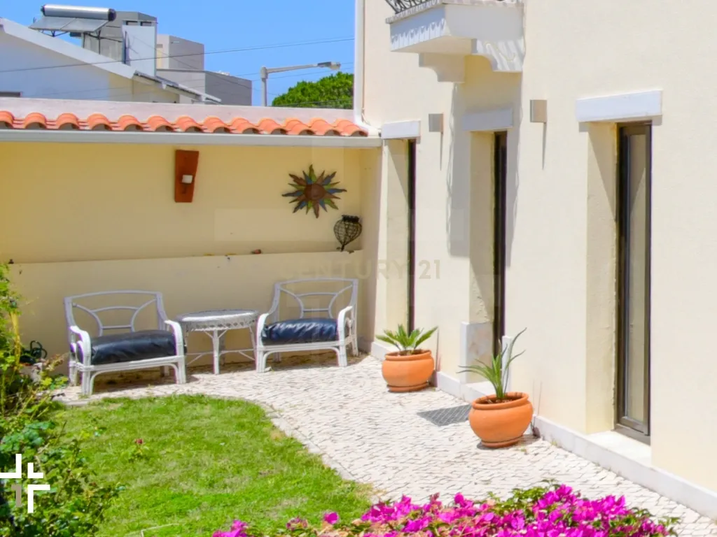 Moradia T2 com Jardim e Alpendres Exclusivos | São Pedro do Estoril - Image 2