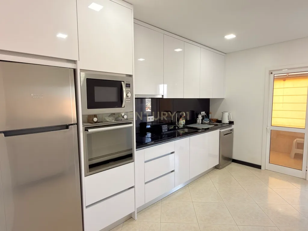 Apartamento T3 em Lousada com Garagem e Varandas - Image 3