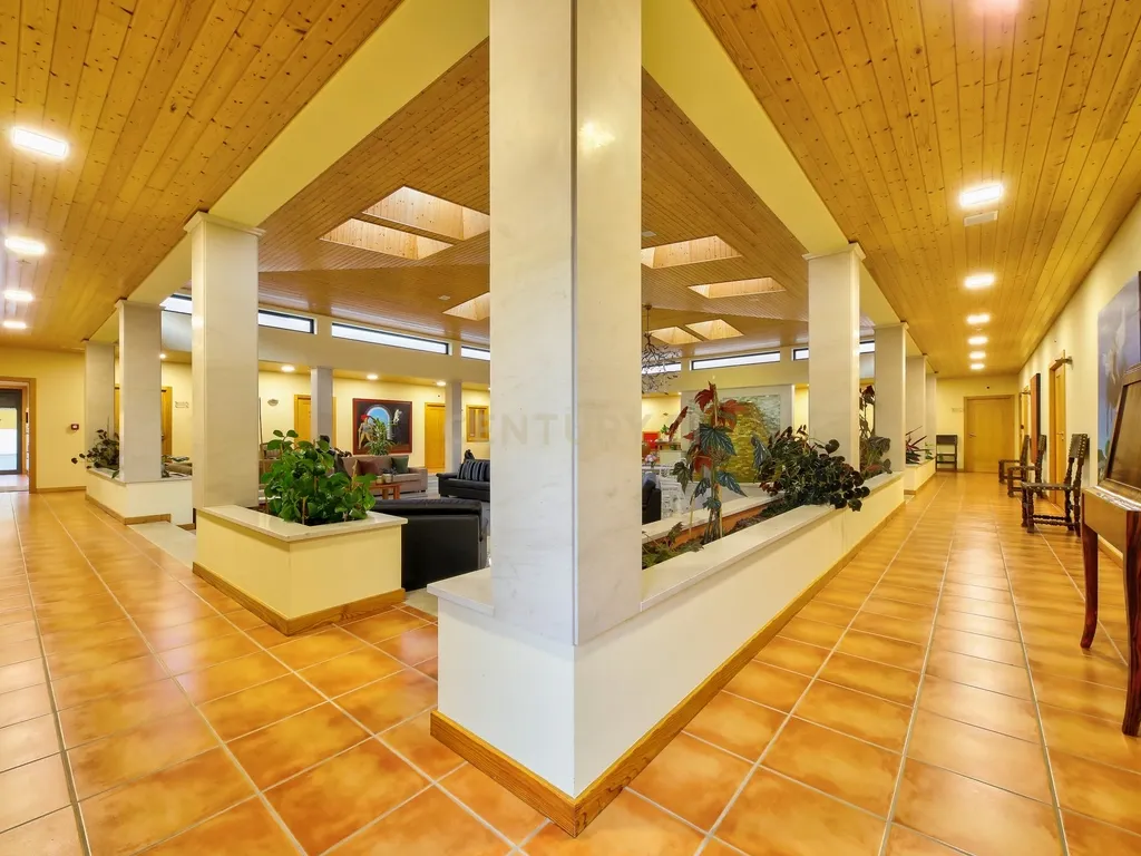 Propriedade T8 com Jardins, Lago e Potencial Alojamento - Localização Premium - Image 4