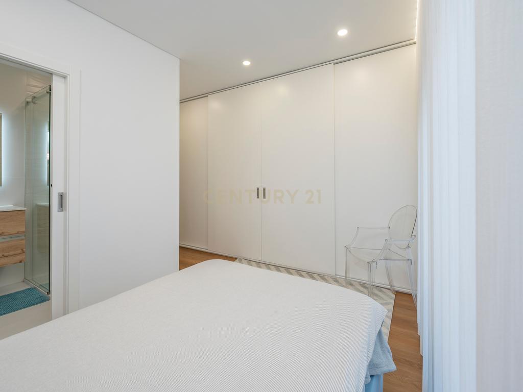 Luxuosa Moradia T5 com Vista Panorâmica em Odivelas - Image 15