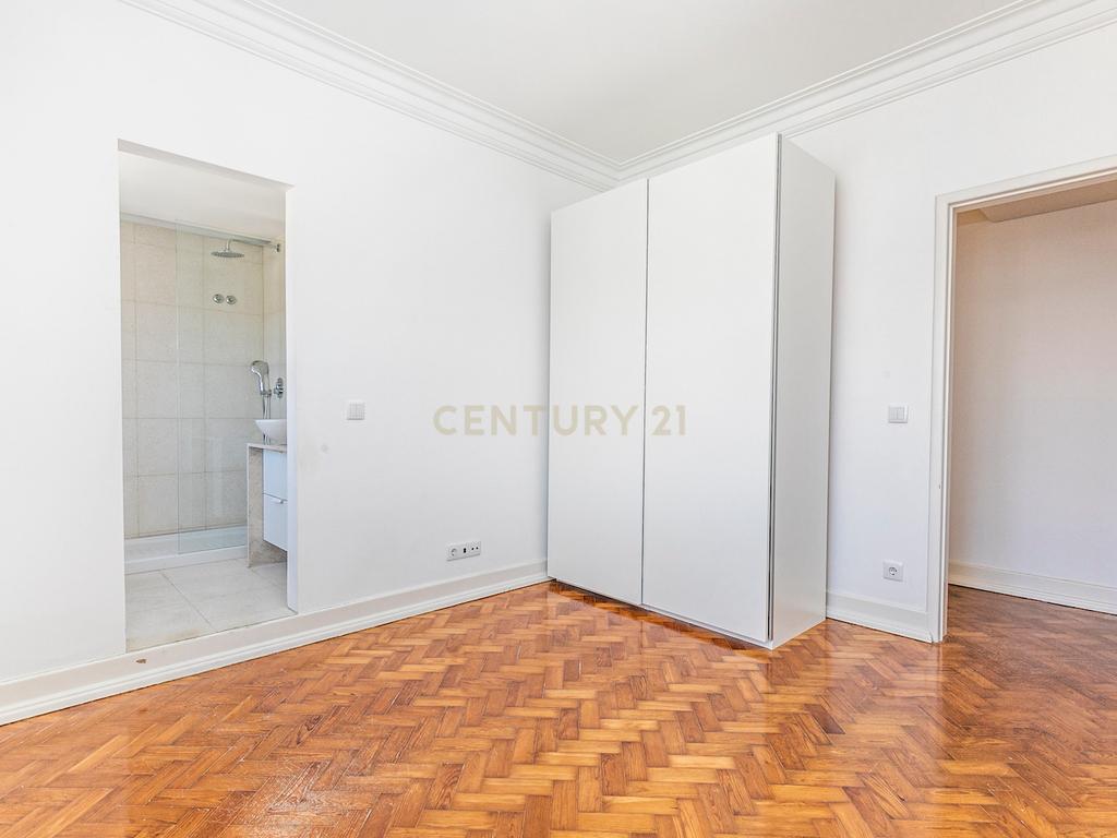Apartamento T3 renovado para arrendamento na Avenida de Roma com elevador - Image 12