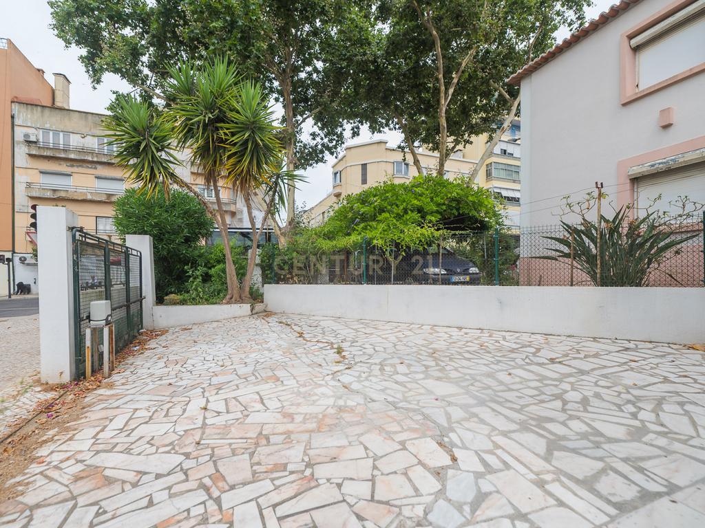 Moradia T3 + 1 Renovada com Jardim e Piscina em Penha de França, Lisboa - Image 79