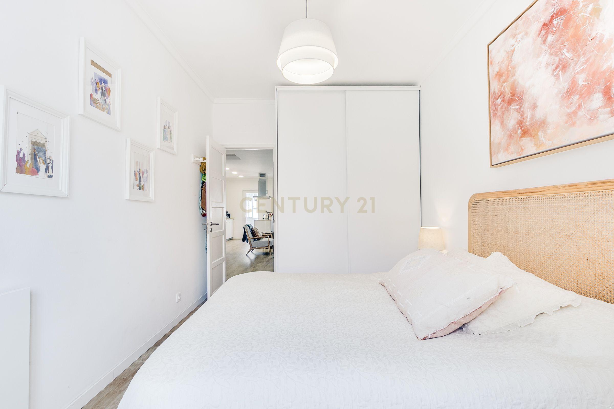 Apartamento T2 Remodelado com Varanda em Campo de Ourique, junto ao Jardim da Estrela - Image 20