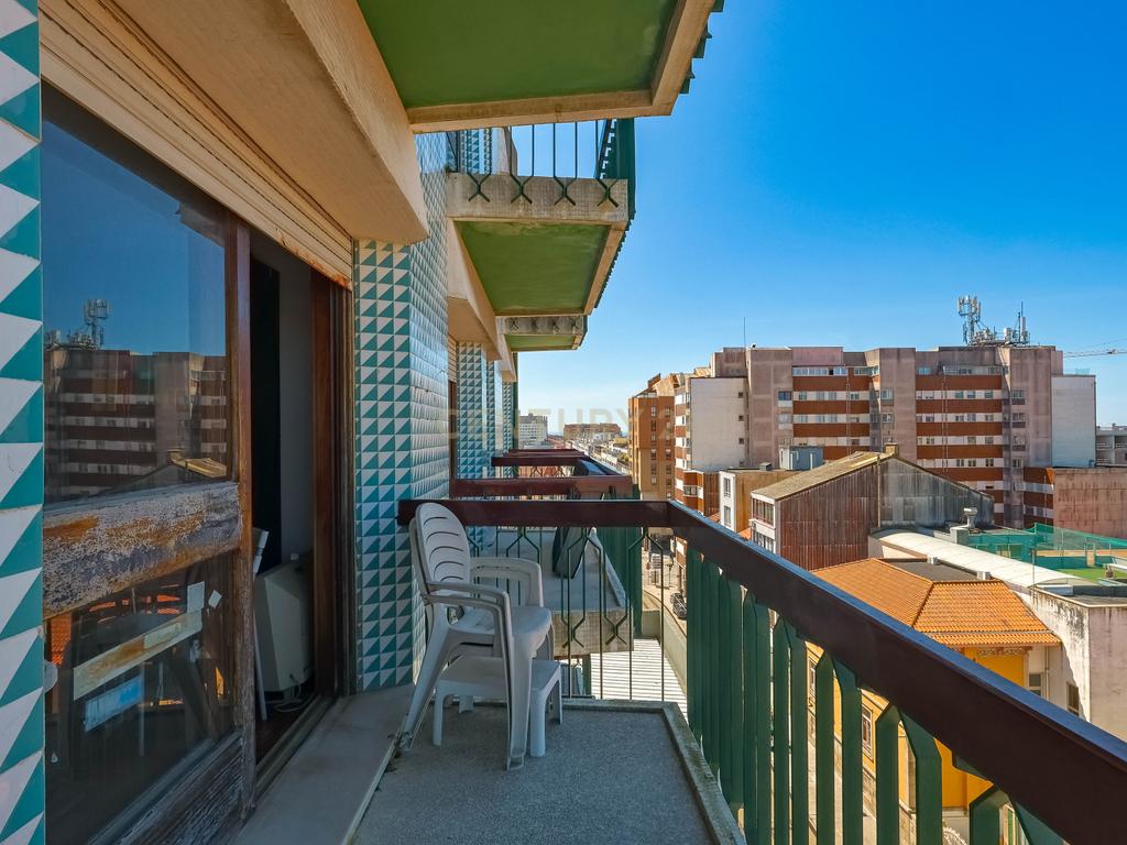 Apartamento T4 com Elevador e Vistas Deslumbrantes em Matosinhos Sul - Image 9