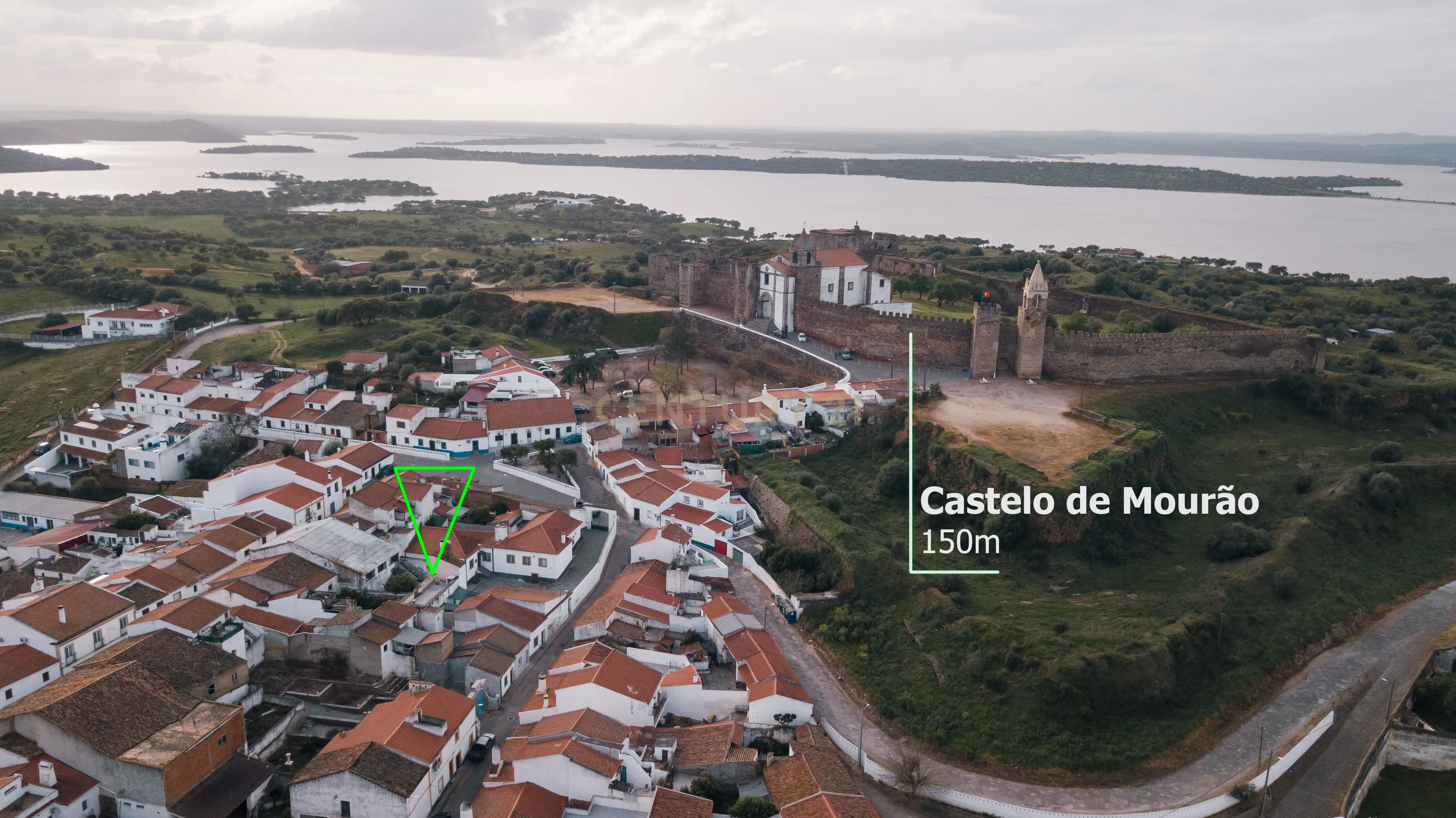 Fotografia 10 de Rés-do-Chão de Moradia T4 com 4 suítes no centro de Mourão - Alentejo