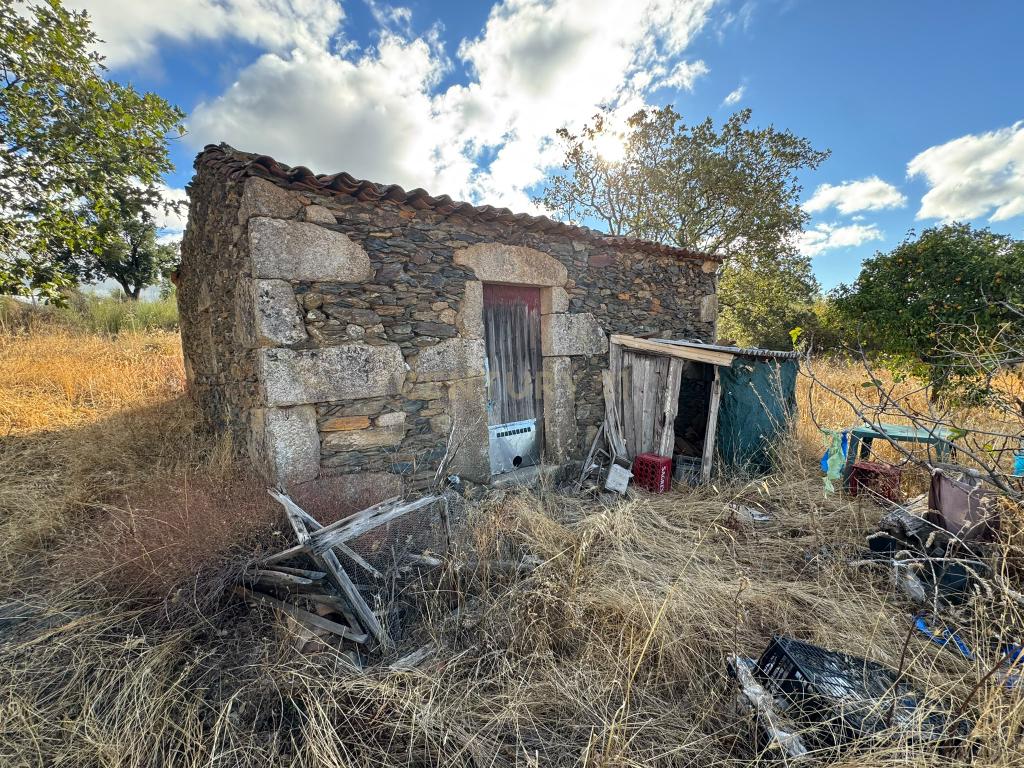 Terreno Rústico, com construção rural em Penamacor, Castelo Branco - Image 1
