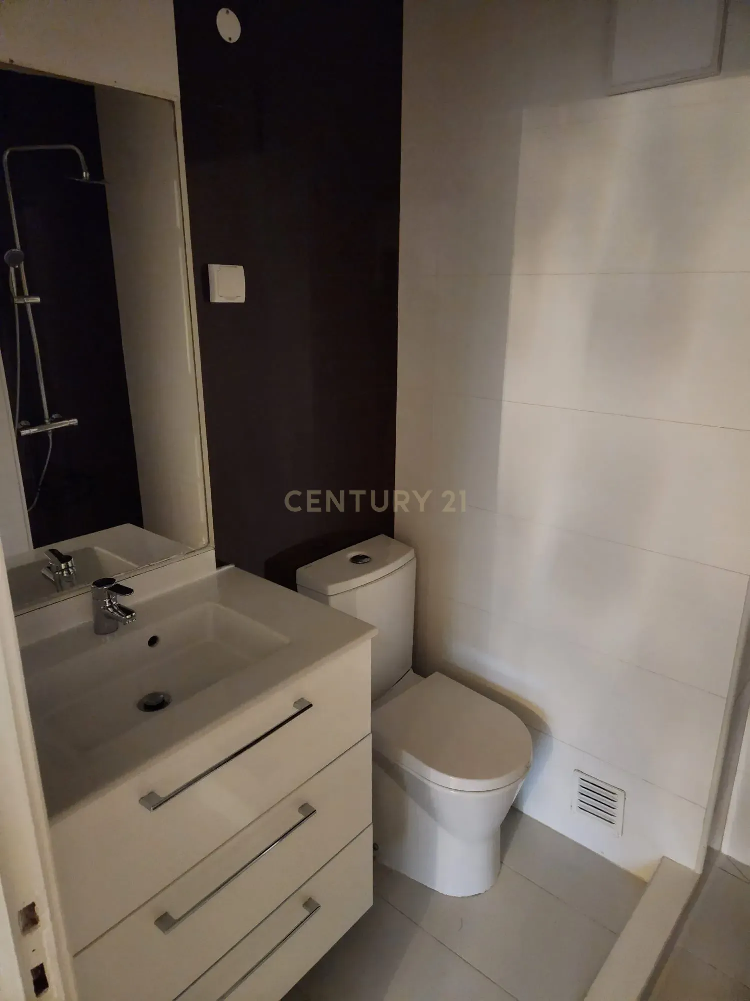 Apartamento Moderno em Setúbal com Vista para a Cidade e Montanha - Image 19