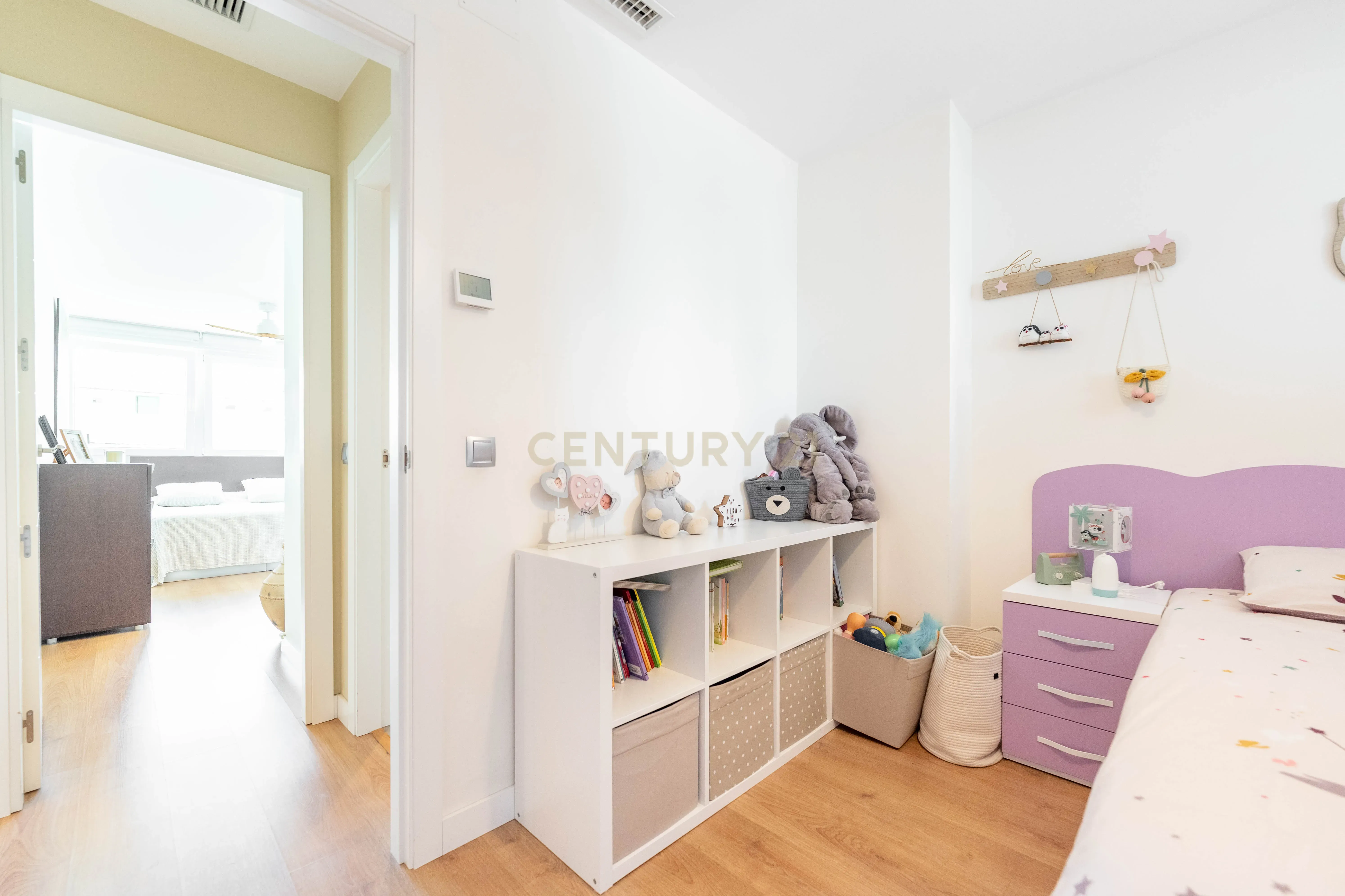 Vive numa urbanização com jardim e piscina. - Image 16