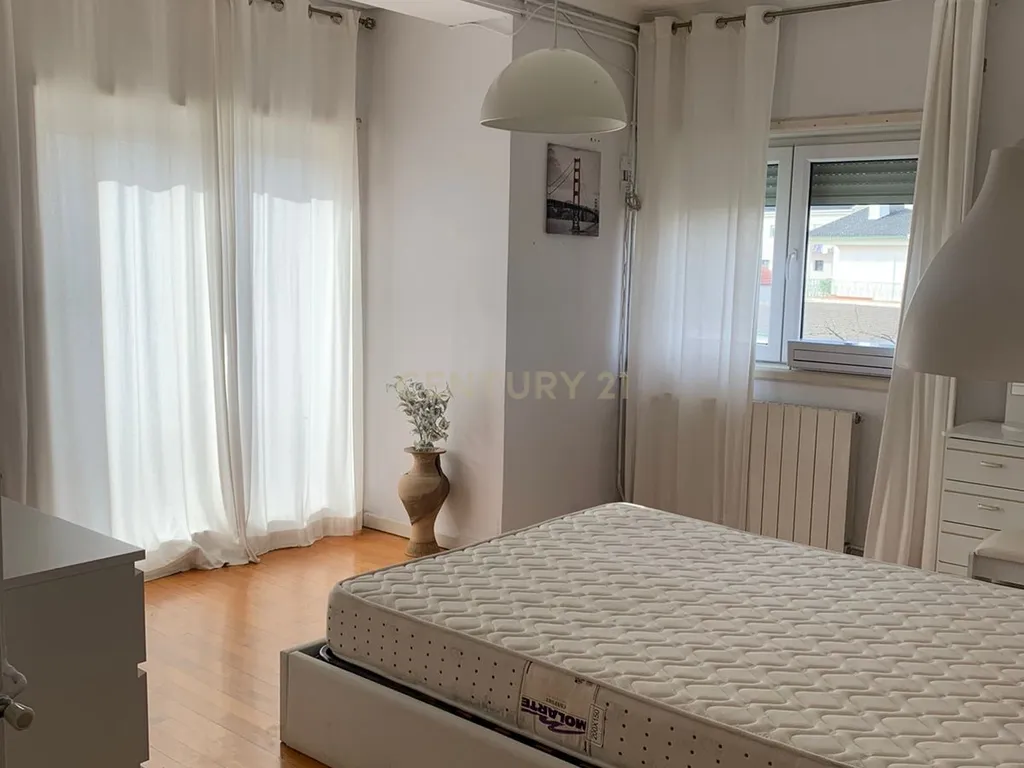 Apartamento Espaçoso em Sernancelhe com Terraço e Garagem - Image 1