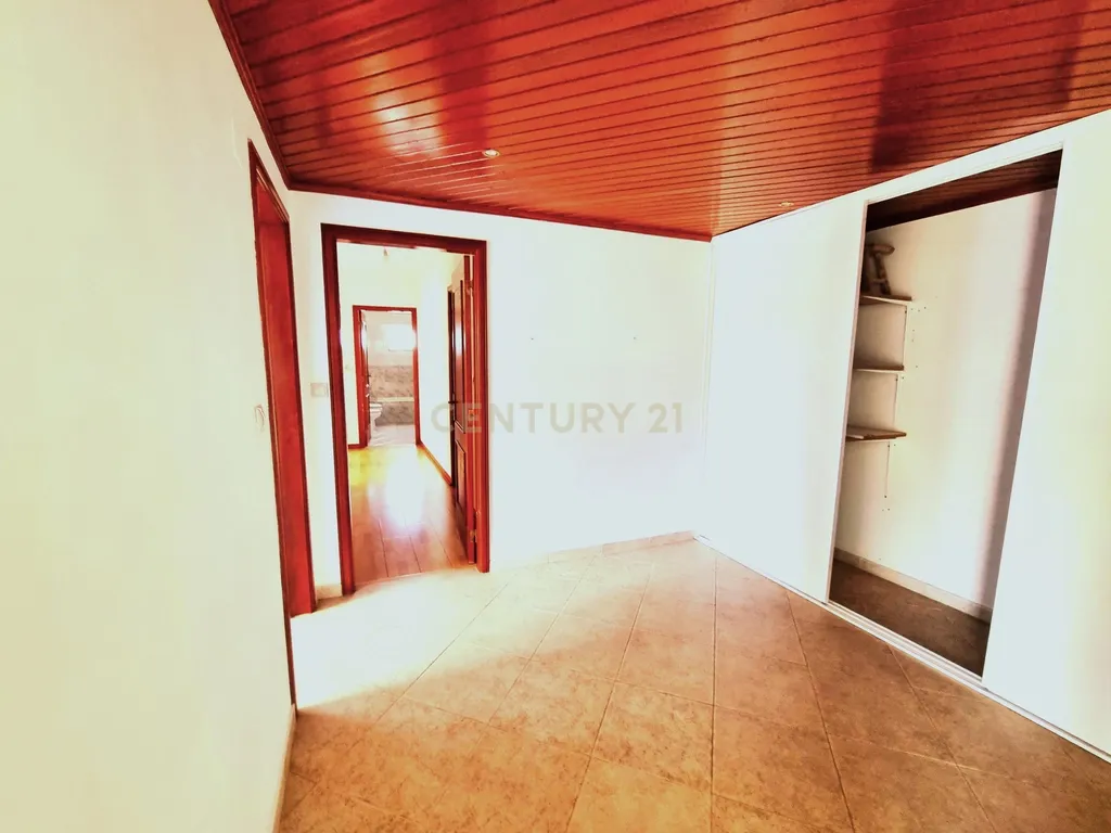 Apartamento T2 com Vista Panorâmica e garagem - Image 11
