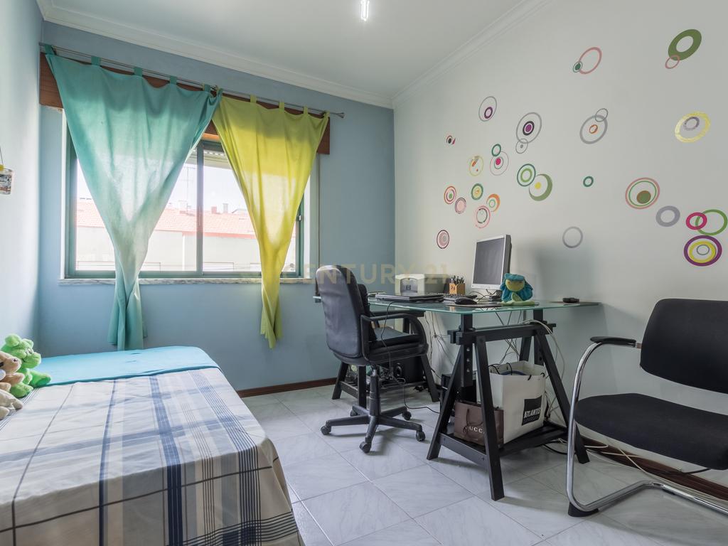 Apartamento T4 transformado em T3, na Baixa da Banheira com boa exposição solar - Image 11
