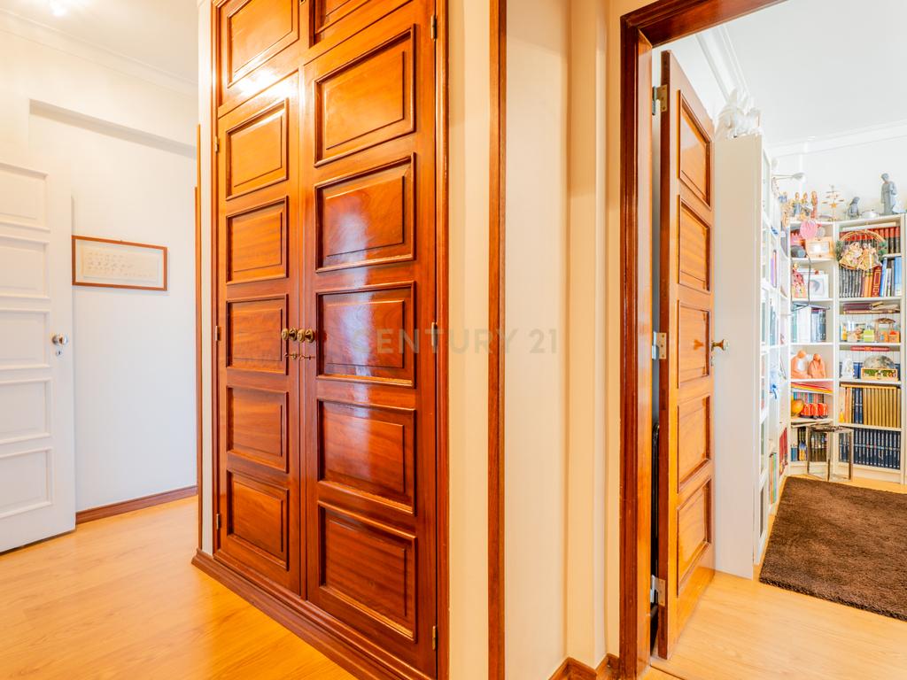 Apartamento T5 Remodelado no Lumiar – 152m² | Praceta Rua Alexandre Ferreira - Image 12
