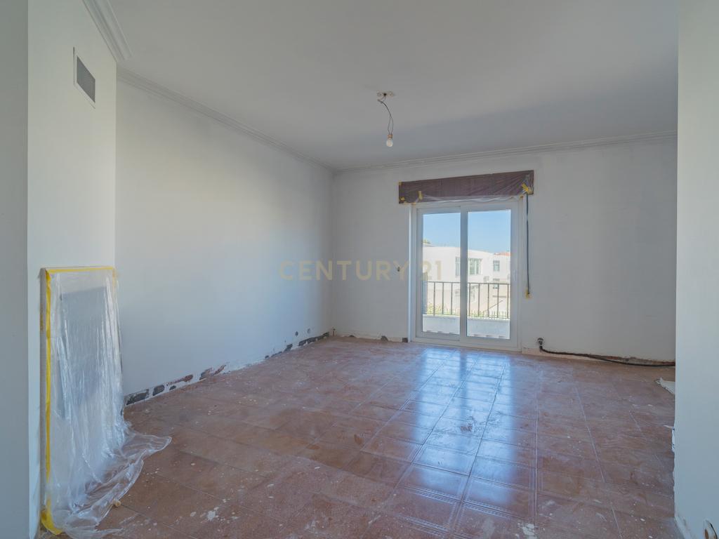 Excelente Apartamento T3 + 1 em remodelação - Image 2