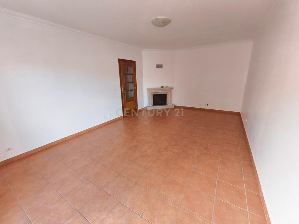 Apartamento T3 para arrendar com terraço de 200m² e garagem para dois carros — Lourinhã - Image 1