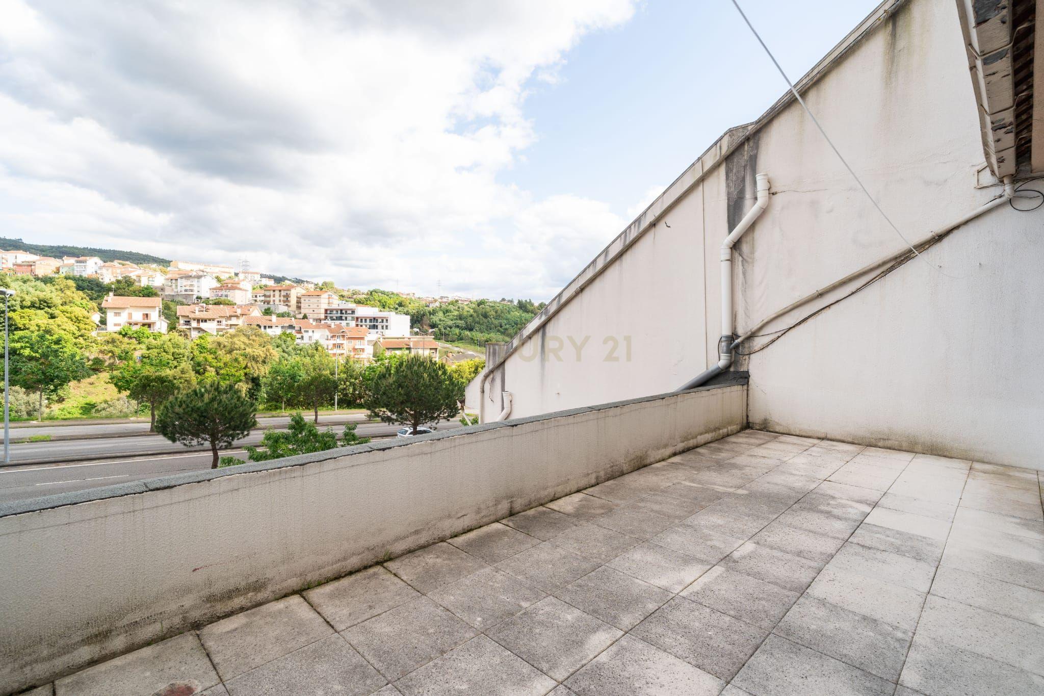 T3 Duplex com 2 Terraços, na Av. Elísio de Moura, em Coimbra - Image 7