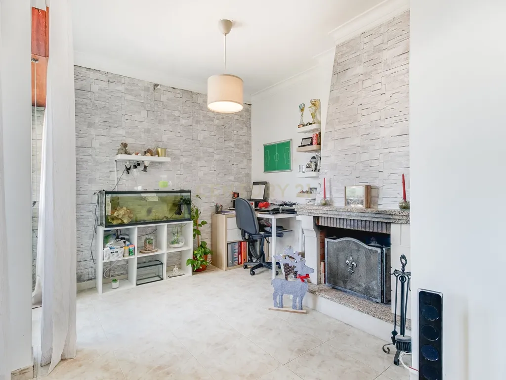 Apartamento T3 com boas áreas, varandas e arrecadação – Rinchoa, Rio de Mouro - Image 3